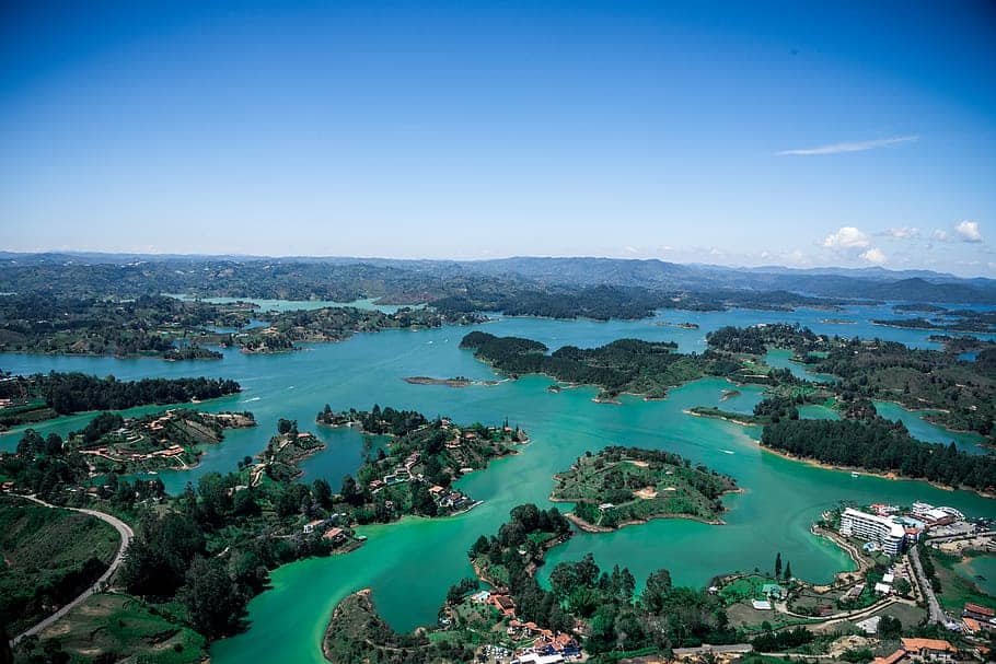 Pendant votre itinéraire de deux semaines en Colombie, allez à Guatape voir les lacs 
